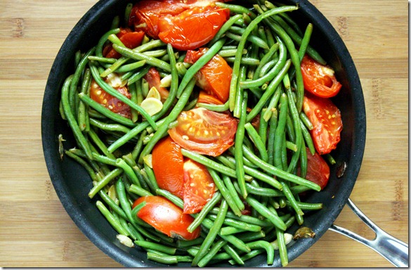 green-beans-with-garlic-and-tomatoes-pan